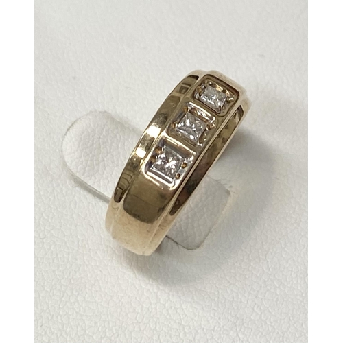 181 - A 9CT YELLOW GOLD PRINCESS CUT THREE STONE DIAMOND RING, in a secure setting , ring size P