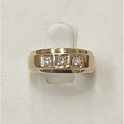 181 - A 9CT YELLOW GOLD PRINCESS CUT THREE STONE DIAMOND RING, in a secure setting , ring size P