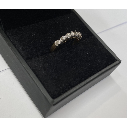 184 - AN 18CT YELLOW GOLD SEVEN STONE DIAMOND RING, the seven diamonds are set in a white gold swirl setti... 