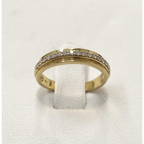 185 - AN 18 CT YELLOW GOLD HALF ETERNITY DIAMOND RING, the 16 diamonds are claw set , ring size M