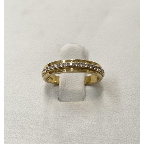 185 - AN 18 CT YELLOW GOLD HALF ETERNITY DIAMOND RING, the 16 diamonds are claw set , ring size M