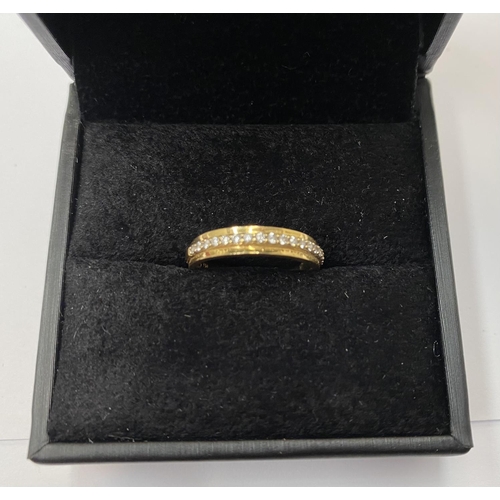 185 - AN 18 CT YELLOW GOLD HALF ETERNITY DIAMOND RING, the 16 diamonds are claw set , ring size M