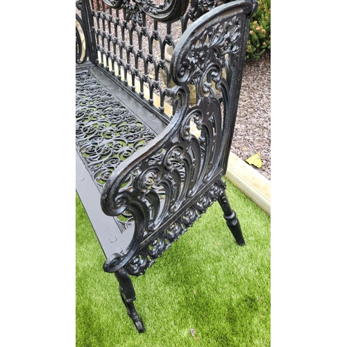 227 - A GOOD QUALITY HEAVY CAST IRON GARDEN CHAIR, 	painted black, a great piece of garden furniture; the ... 