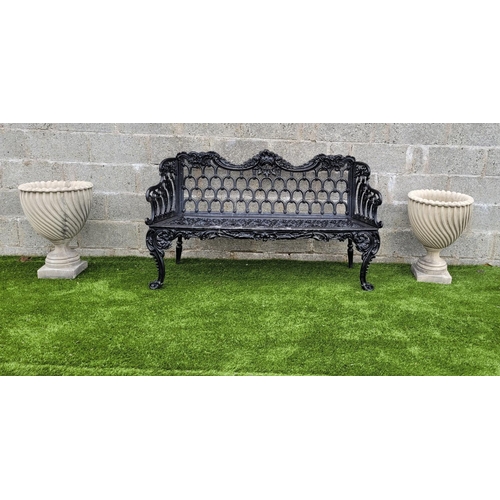 227 - A GOOD QUALITY HEAVY CAST IRON GARDEN CHAIR, 	painted black, a great piece of garden furniture; the ... 