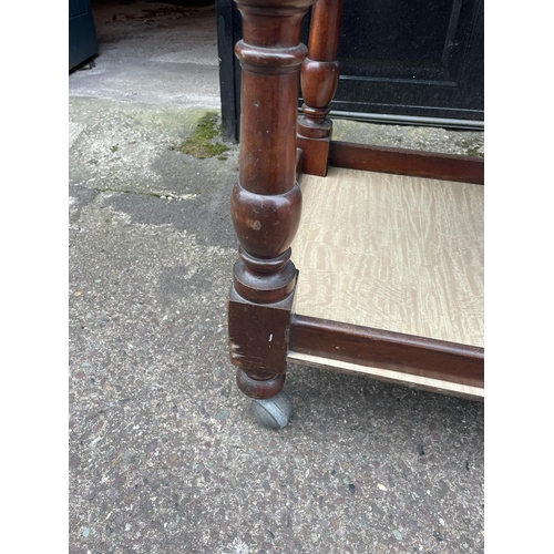 262 - A GOOD QUALITY MAHOGANY THREE TIER DUMB WAITER, with turned supports on castors. Condition: In very ... 