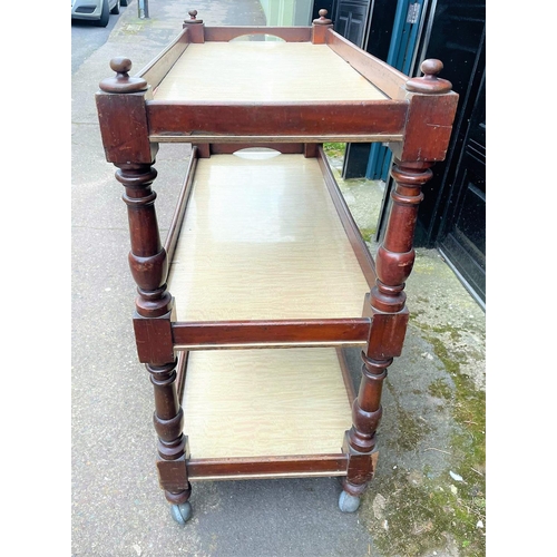 262 - A GOOD QUALITY MAHOGANY THREE TIER DUMB WAITER, with turned supports on castors. Condition: In very ... 