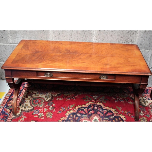 290 - A FINE TWENTIETH CENTURY COFFEE TABLE, 	crossbanded on the top with a beautiful and bright mahogany ... 