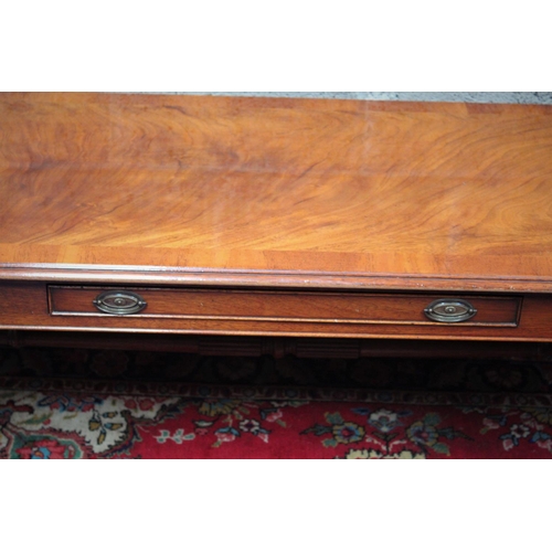 290 - A FINE TWENTIETH CENTURY COFFEE TABLE, 	crossbanded on the top with a beautiful and bright mahogany ... 