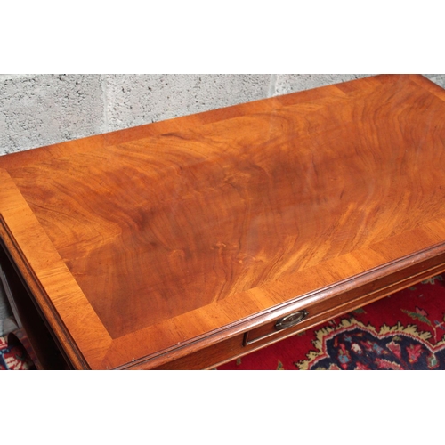 290 - A FINE TWENTIETH CENTURY COFFEE TABLE, 	crossbanded on the top with a beautiful and bright mahogany ... 