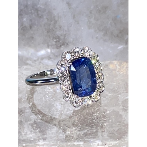 31 - A GORGEOUS 18CT WHITE GOLD CEYLON SAPPHIRE & DIAMOND ART DECO STYLE CLUSTER RING, with a wonderful c... 