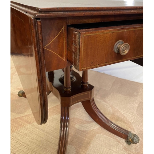 32 - A FINE REGENCY MAHOGANY INLAID DROP LEAF DINING TABLE / SOFA TABLE, with brass inlay, one drawer, al... 