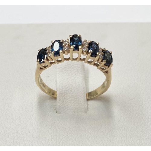 63 - A 14CT YELLOW GOLD SAPPHIRE & DIAMOND RING, this beautiful ring has 5 faceted oval shaped sapphires ... 