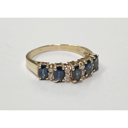 63 - A 14CT YELLOW GOLD SAPPHIRE & DIAMOND RING, this beautiful ring has 5 faceted oval shaped sapphires ... 