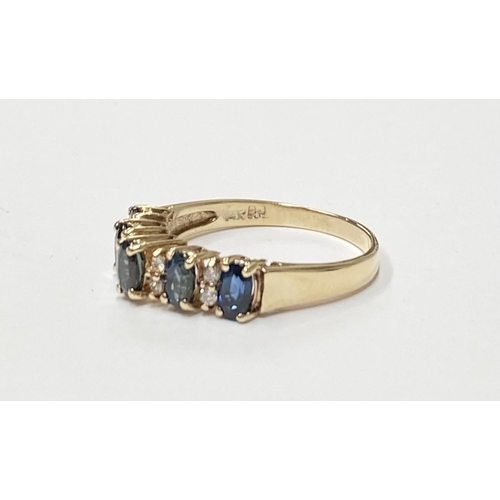 63 - A 14CT YELLOW GOLD SAPPHIRE & DIAMOND RING, this beautiful ring has 5 faceted oval shaped sapphires ... 