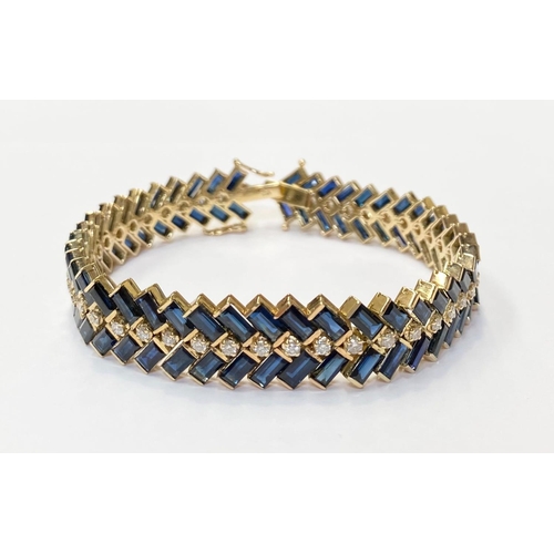 8 - A STUNNING SAPPHIRE & DIAMOND ART DECO STYLE BRACELET, with yellow cold body having approximately 27... 