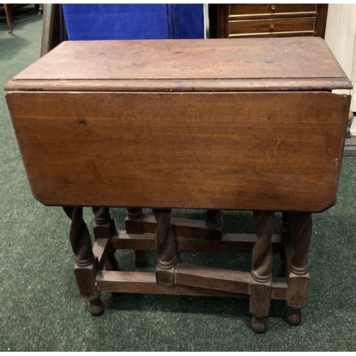 95 - A 1920'S OAK BARLEY TWIST DROP-LEAF TABLE, 66cm high x 80cm extended approx