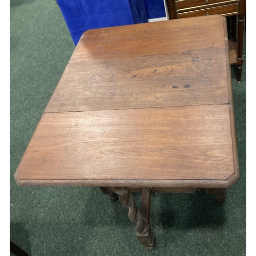 95 - A 1920'S OAK BARLEY TWIST DROP-LEAF TABLE, 66cm high x 80cm extended approx