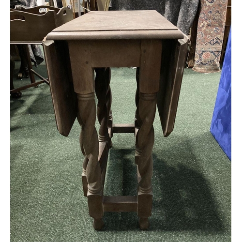 95 - A 1920'S OAK BARLEY TWIST DROP-LEAF TABLE, 66cm high x 80cm extended approx