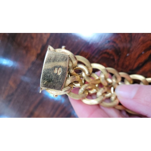 119 - A VINTAGE 18CT YELLOW GOLD LINK BRACELET, circa 1950. A charming vintage piece; designed with a seri... 