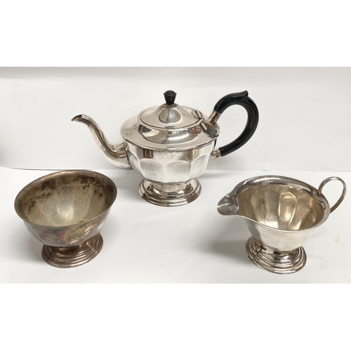 106 - A SILVER PLATED LOT TO INCLUDE (i) A silver plated teapot, with shaped resin handle and finial, on c... 