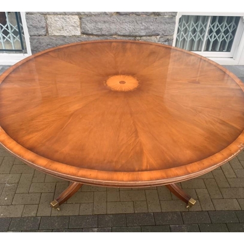 117 - A MAHOGANY CIRCULAR PEDESTAL DINING TABLE, with crossbanding to top, having single column support wi... 