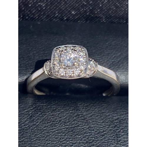 121 - A VINTAGE 18CT WHITE GOLD DIAMOND CLUSTER RING, the large centre diamond complimented with diamond s... 