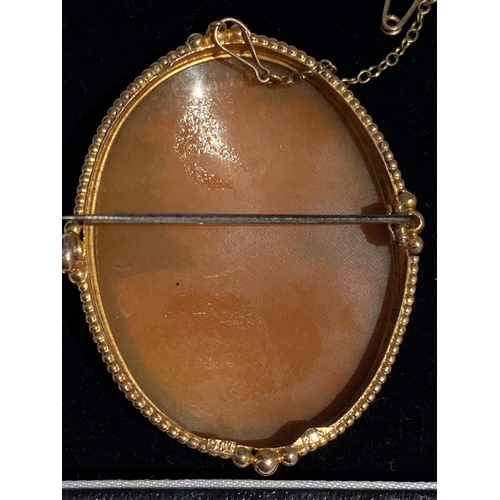 128 - AN ANTIQUE 9CT GOLD HAND-CARVED ITALIAN CAMEO BROOCH, finished with secure safety chain