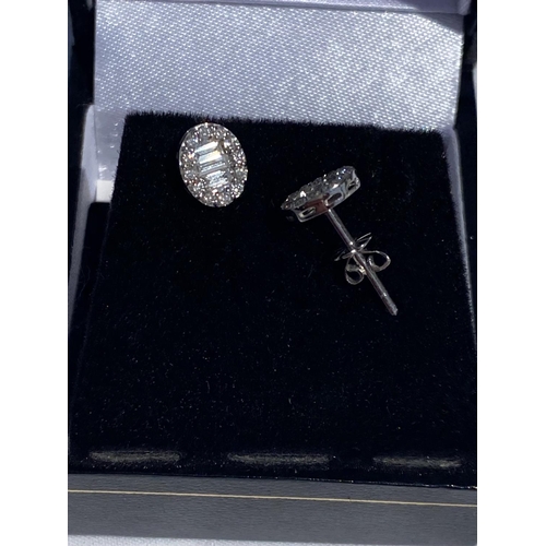 129 - A PAIR OF BEAUTIFUL WHITE GOLD DIAMOND CLUSTER STUD EARRINGS, set with baguette and brilliant cut di... 