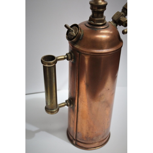 172 - A LATE NINETEENTH CENTURY ENOTS BRASS AND COPPER CHEMICAL SPRAYER, produced c. 1850s-1910s, copper c... 