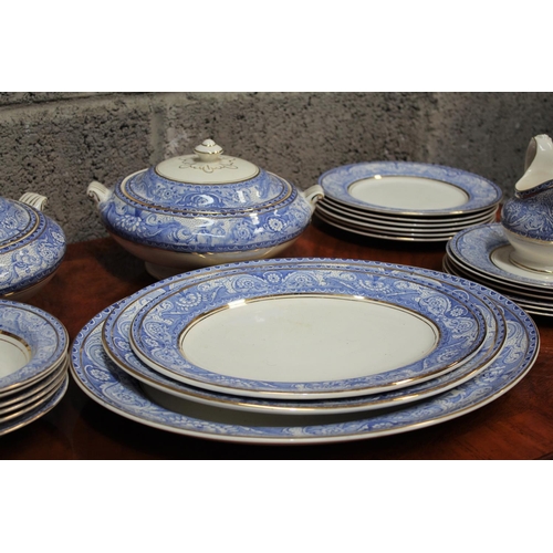 181 - AN ASSORTMENT OF ARKLOW CHINA DINNERWARE, to include (i) two lift-top vases, (ii) a milk jug, (iii) ... 