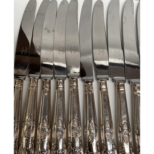 222 - A NEWBRIDGE SILVER PLATED LOT TO INCLUDE (i) eleven knives, marked Newbridge stainless steel to base... 