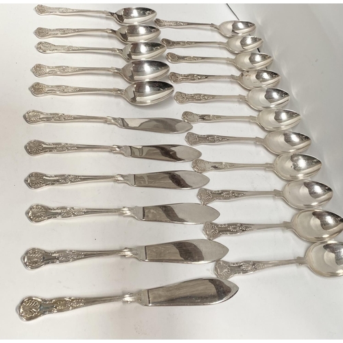 227 - A NEWBRIDGE SILVER PLATED LOT TO INCLUDE (i) six fish knives, in the kings pattern, engraved to knif... 