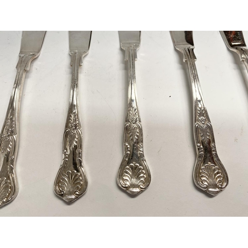 227 - A NEWBRIDGE SILVER PLATED LOT TO INCLUDE (i) six fish knives, in the kings pattern, engraved to knif... 