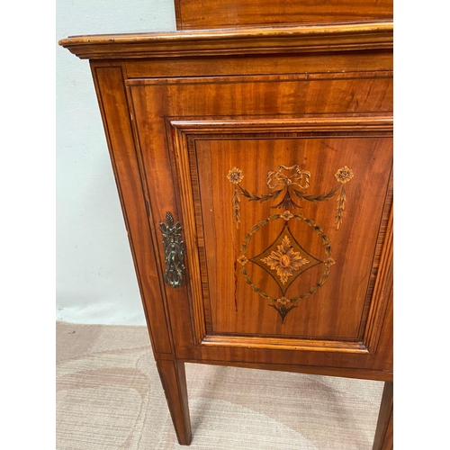 39 - A SATINWOOD INLAID ONE DOOR SIDE LOCKER, with crossbanding, decorative satinwood inlay panel to door... 