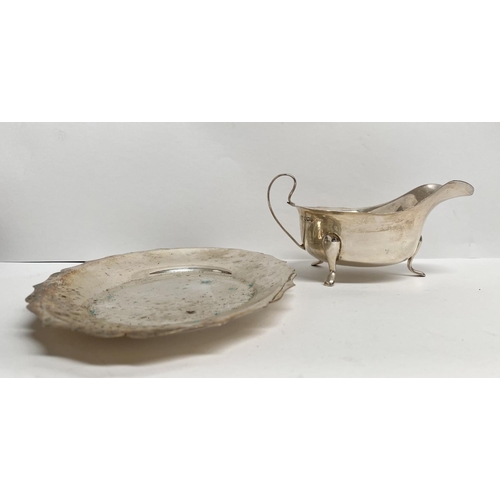 56 - A SILVER AND SILVER PLATED LOT TO INCLUDE (i) A silver sauce boat, Maker Viner's Ltd (Emile Viner), ... 