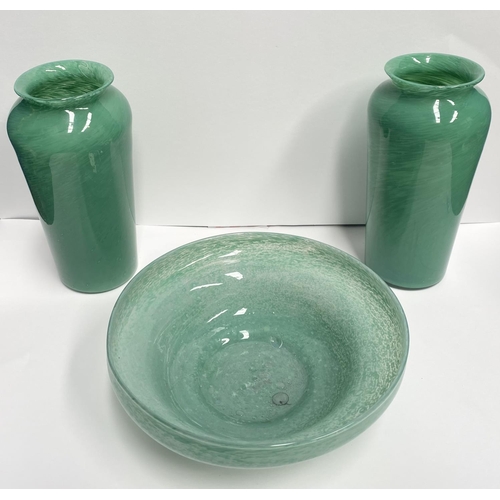 61 - A VINTAGE NAZEING ART GLASS LOT TO INCLUDE A PAIR OF VASES, ALONG WITH MAY GREEN SWIRL BOWN, c.1940,... 