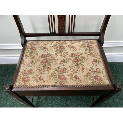 86 - AN EDWARDIAN MAHOGANY INLAID PIANO STOOL, with tapestry upholstered seat, lift up sheet music compar... 