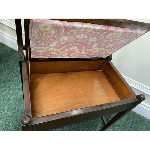 86 - AN EDWARDIAN MAHOGANY INLAID PIANO STOOL, with tapestry upholstered seat, lift up sheet music compar... 