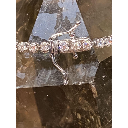 108 - AN 18CT WHITE GOLD DIAMOND TENNIS BRACELET, the diamonds weigh 5.00cts and are claw set, this bracel... 