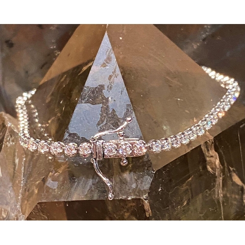 108 - AN 18CT WHITE GOLD DIAMOND TENNIS BRACELET, the diamonds weigh 5.00cts and are claw set, this bracel... 