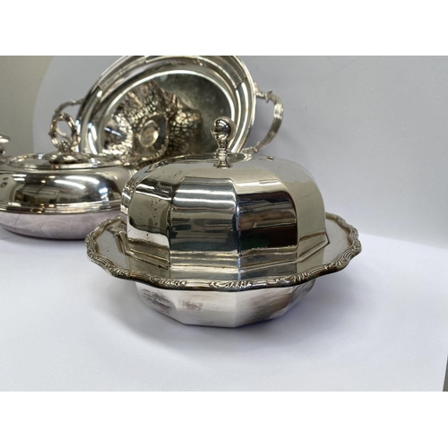 134 - A SILVER PLATED LOT TO INCLUDE (i) A Daniel & Arter EPNS serving dish, with two compartments, (ii) A... 