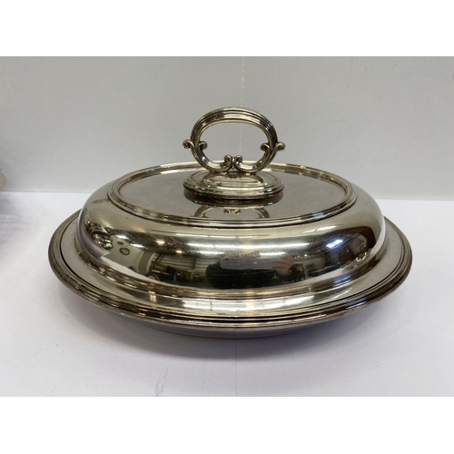 134 - A SILVER PLATED LOT TO INCLUDE (i) A Daniel & Arter EPNS serving dish, with two compartments, (ii) A... 