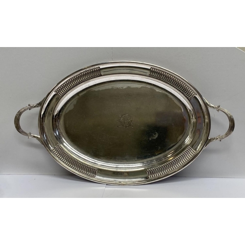 134 - A SILVER PLATED LOT TO INCLUDE (i) A Daniel & Arter EPNS serving dish, with two compartments, (ii) A... 