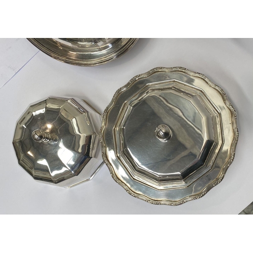 134 - A SILVER PLATED LOT TO INCLUDE (i) A Daniel & Arter EPNS serving dish, with two compartments, (ii) A... 