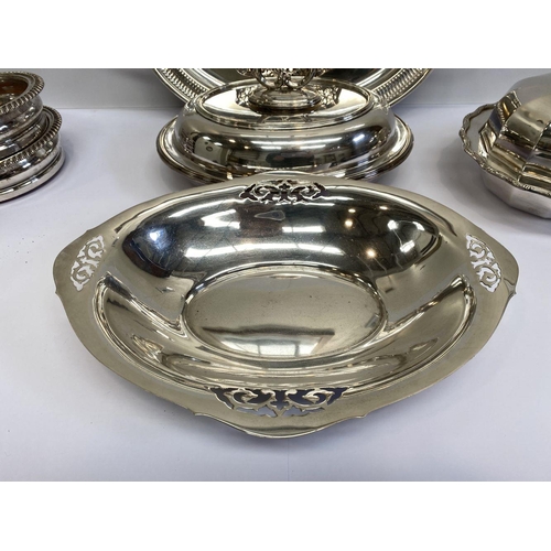 134 - A SILVER PLATED LOT TO INCLUDE (i) A Daniel & Arter EPNS serving dish, with two compartments, (ii) A... 