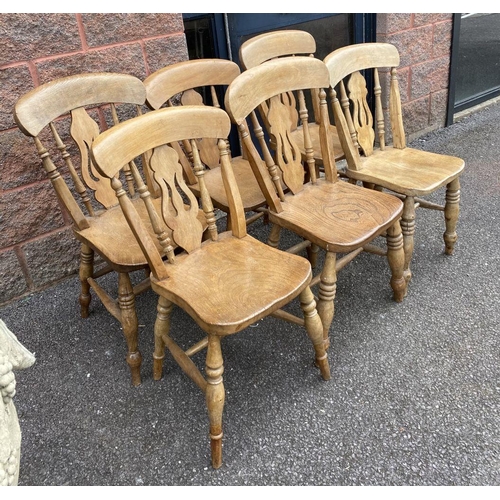 150 - A SET OF SIX SOLID FARMHOUSE KITCHEN DINING CHAIRS, with carved back splat, standing on turned splay... 