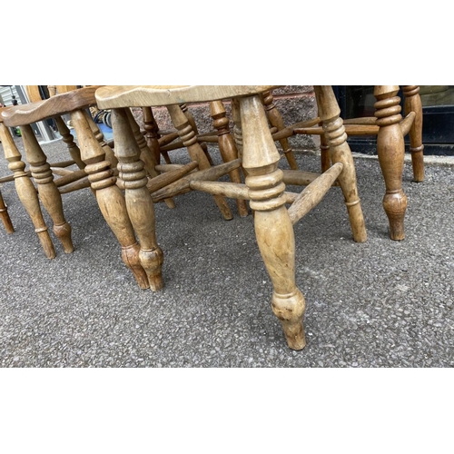 150 - A SET OF SIX SOLID FARMHOUSE KITCHEN DINING CHAIRS, with carved back splat, standing on turned splay... 