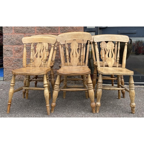 150 - A SET OF SIX SOLID FARMHOUSE KITCHEN DINING CHAIRS, with carved back splat, standing on turned splay... 