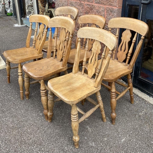 150 - A SET OF SIX SOLID FARMHOUSE KITCHEN DINING CHAIRS, with carved back splat, standing on turned splay... 