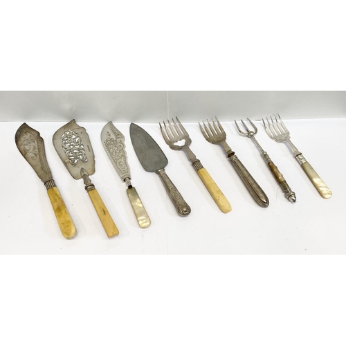 167 - A COLLECTION OF SILVER PLATED SERVING UTENCILS, to include (i) a silver plated fish knife and fork, ... 